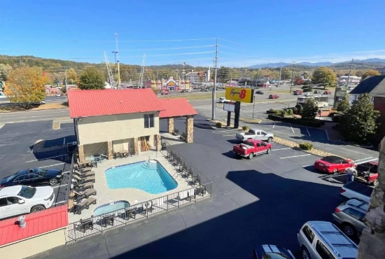 Super 8 by Wyndham Pigeon Forge Downtown: Your Comfortable Haven